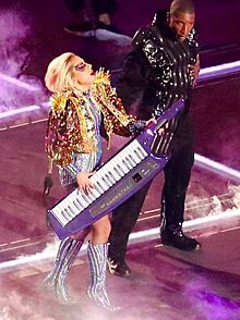 Archivo:Lady Gaga Just Dance Super Bowl (cropped)