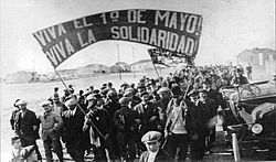 Archivo:Marcha de peones rurales en el Puerto de Santa Cruz, 1921