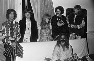 Archivo:Michael Cooper, Mick Jagger, Marianne Faithfull, Shepard Sherbell, Brian Jones, Maharishi Mahesh Yogi 1967 by Ben Merk