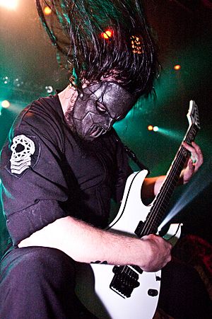 Mick Thomson of Slipknot in 2005.jpg