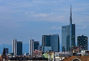 Archivo:Milan skyline with Unicredit Tower and Bosco Verticale