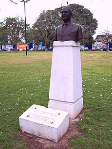 Archivo:Monumento de Fernando Belaúnde Terry (Plaza Perú)