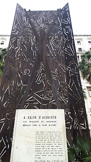 Archivo:NAPOLI Monumento a Salvo D'Acquisto