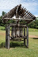 Archivo:Old sugarcane press in Goiás