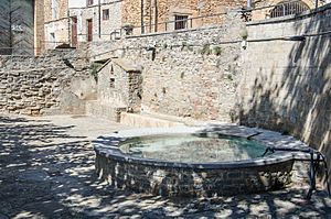 Archivo:Palau de Noguera. Fuente, abrevadero y lavadero