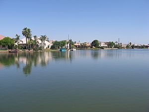 Archivo:Picture of lake front in Val Vista Lakes in Gilbert, Arizona, USA