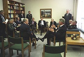 Archivo:President Clinton holding an impromptu meeting with the government and negotiating team following a ceremony at Fort Myer, VA - Flickr - The Central Intelligence Agency