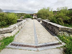 Archivo:Puente de piedra en Anda (Kuartango)
