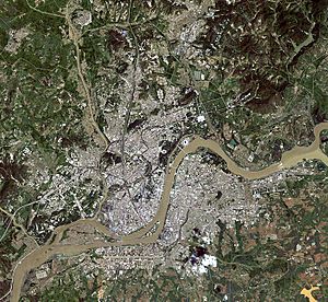 Archivo:Pyongyang satellite image 2007-08-22