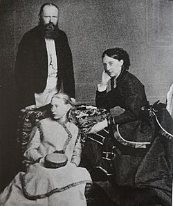 Archivo:Queen Olga of Württemberg with her husband and their foster daughter