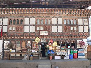Archivo:Roadside shops north of Thimphu