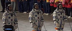 Archivo:Shenzhou 13 crew in October 15