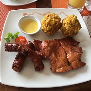 Archivo:Tacacho y cecina