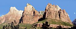 Archivo:The Three Patriarchs in Zion Canyon