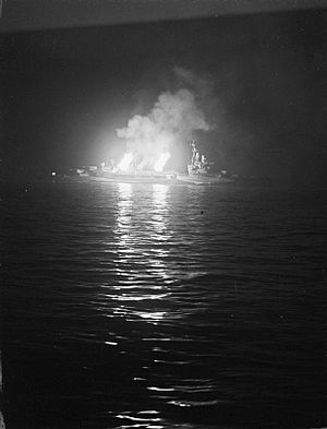 Archivo:The cruiser HMS Belfast bombarding German positions in Normandy