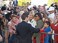Archivo:Tobey Maguire greets fans at Spiderman 3 by David Shankbone