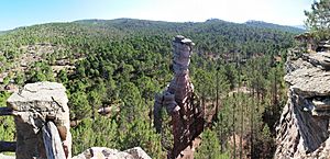 Archivo:Torre Balbina, Villar del Humo, desde el mirador