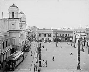 Archivo:Tramway in front of City Hall in Plaza de Armas, Old San Juan