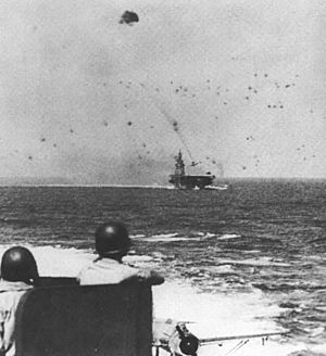 Archivo:USS Intrepid CV-11 kamikaze strike