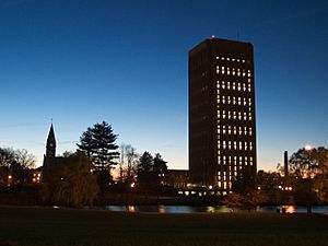 Archivo:Umass Amherst Chapel & Library in the evening