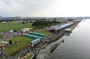 Archivo:Visitors Tent at South Shore of Dajia Riverside Park in 2017 Taipei International Dragon Boat Race 20170530Na