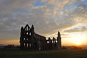 Archivo:Whitby Abbey at sunset