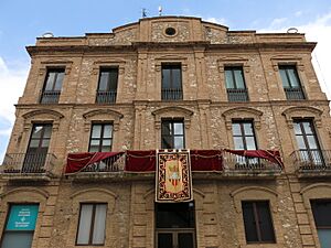 Archivo:002 Ajuntament de Calafell, pl. Catalunya 1, des del c. Bisbe Català