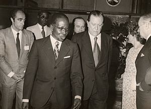 Archivo:1979. Julio. Roma. Cumbre FAO. Rafael Caldera recibiendo al Presidente de Senegal, Leopold Senghor