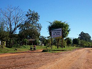 Archivo:Acceso a San Pedro del Paraná por la Ruta PY08, antes de pavimentarse la misma, en 2010
