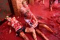 Acostados en un lecho de tomate - La Tomatina 2010