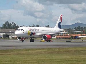Archivo:Airbus A320 Viva Colombia