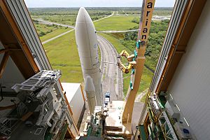 Archivo:Ariane 5ES rolls out