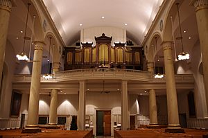 Archivo:Basilica of Saint Joseph Proto-Cathedral (Bardstown, Kentucky), interior, rear of the nave during an organ lesson