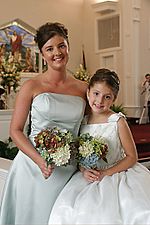 Archivo:Bridesmaid and junior bridesmaid-crop