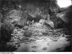 Archivo:Bundesarchiv Bild 105-DOA0435, Deutsch-Ostafrika, Kilimandscharo, Höhleneingang