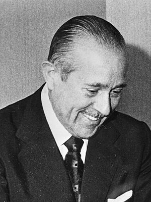 Archivo:Carlos Arias Navarro 1975 (cropped)