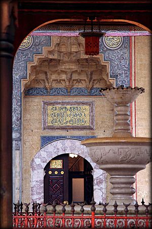 Archivo:Courtyard to the Gazi Husrev-beg's Mosque