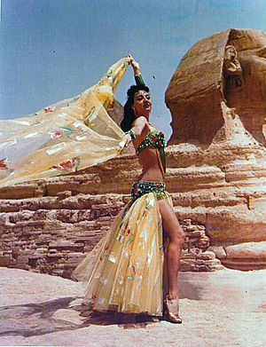 Archivo:Dalilah bailando danza oriental en la Esfinge