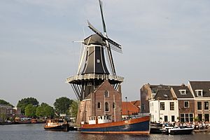 Archivo:De Adriaan windmill in Haarlem