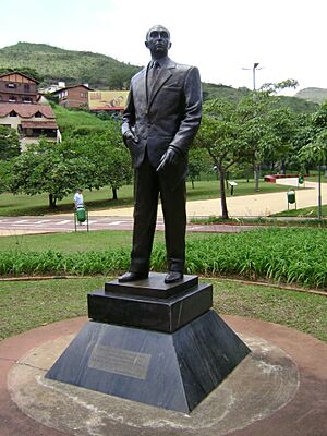 Archivo:Estátua jk