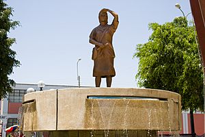 Archivo:Estatua Maria Reiche
