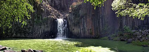 Archivo:Ex-estate basaltic waterfall