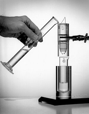 Archivo:First technetium-99m generator - 1958