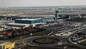 Archivo:Henri Coandă International Airport, March 2013