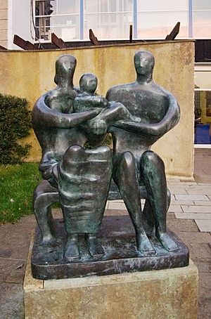 Archivo:Henry Moore, Family Group (1950)