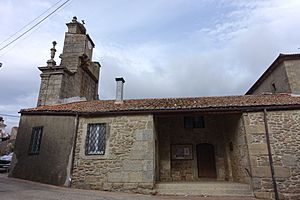 Archivo:Iglesia de San Juan Evangelista, Navasfrías 01