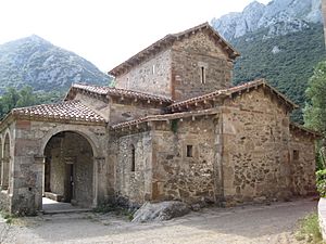 Archivo:Iglesia de Santa María de Lebeña