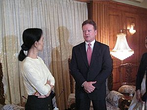 Archivo:Jim Webb with Aung San Suu Kyi