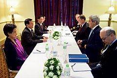 Archivo:John Kerry with Cambodian MPs