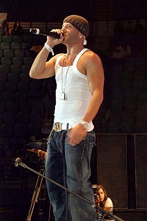 Archivo:Karl singing